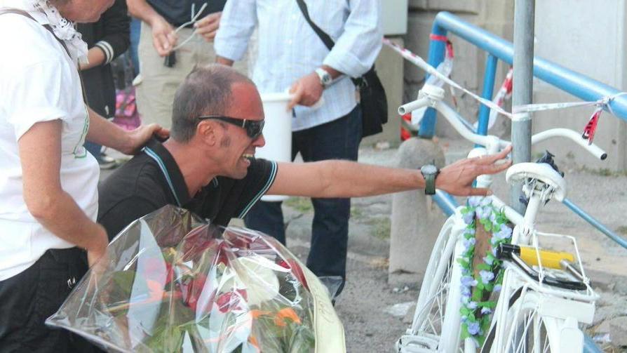 Travolse e uccise un ciclista, la conducente non poteva guidare: condannata