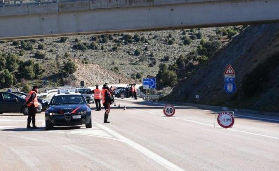 Quattro colpi di pistola contro il fratello: illeso 