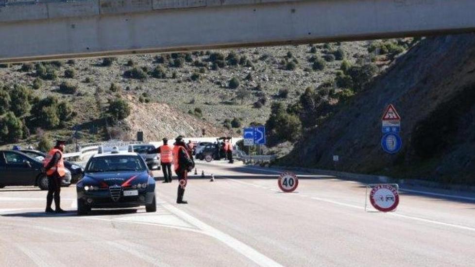 Quattro colpi di pistola contro il fratello: illeso