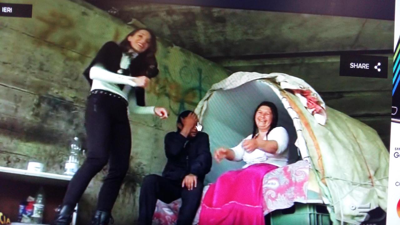 L'inviata di Striscia la notizia, Chiara Squaglia sotto il ponte a due passi da Parco Levante