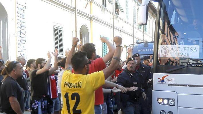 I tifosi del Pisa incitano la squadra all'arrivo del pullman allo stadio