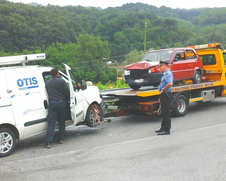 I due mezzi portati via dal soccorso stradale (foto Gori)