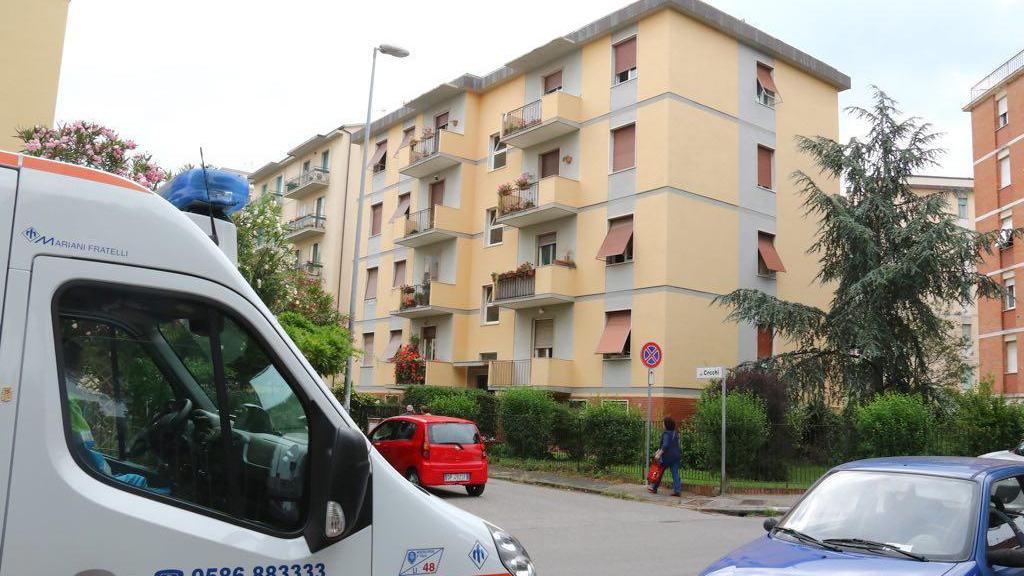 L'amico lo cerca a casa, lui non risponde, poi la scoperta: è morto