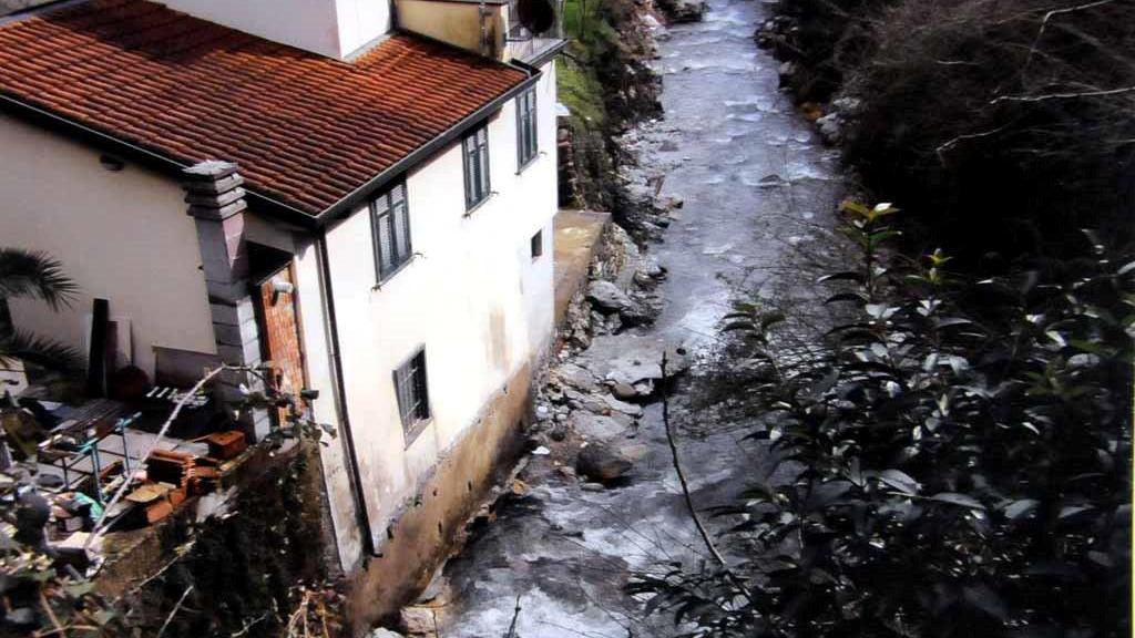 La casa sul torrente Gragnana sgomberata due anni fa per rischi di staticità