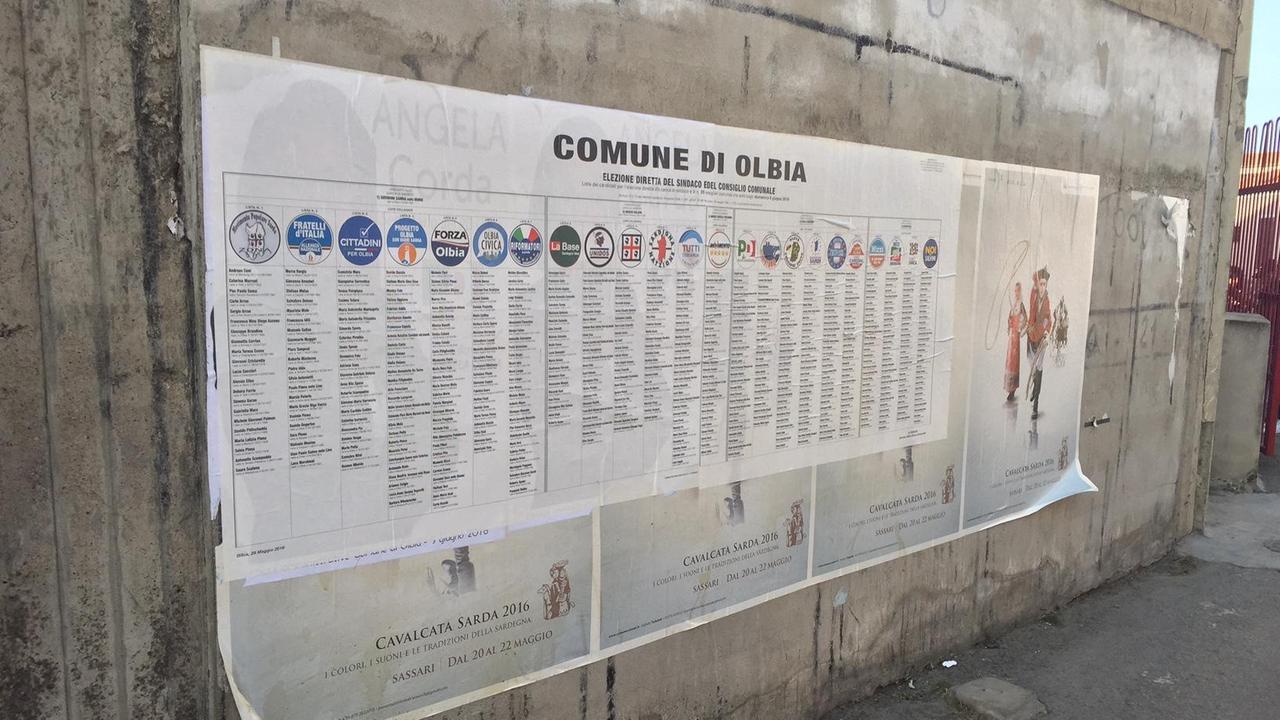 Un manifesto con le liste in campo a Olbia