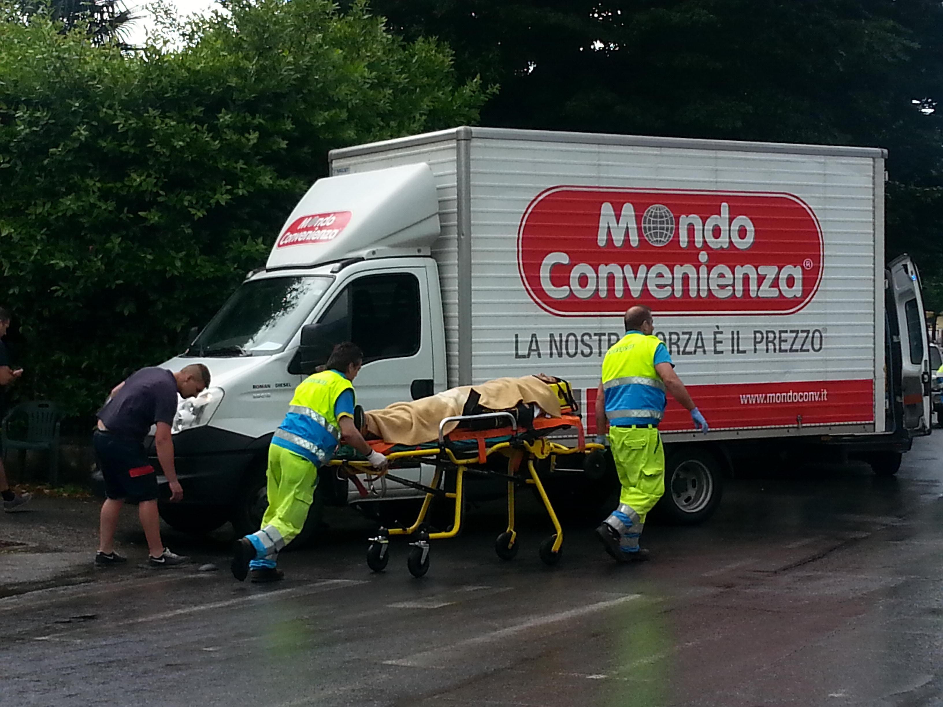 Il giovane in scooter mentre viene portato via in ambulanza