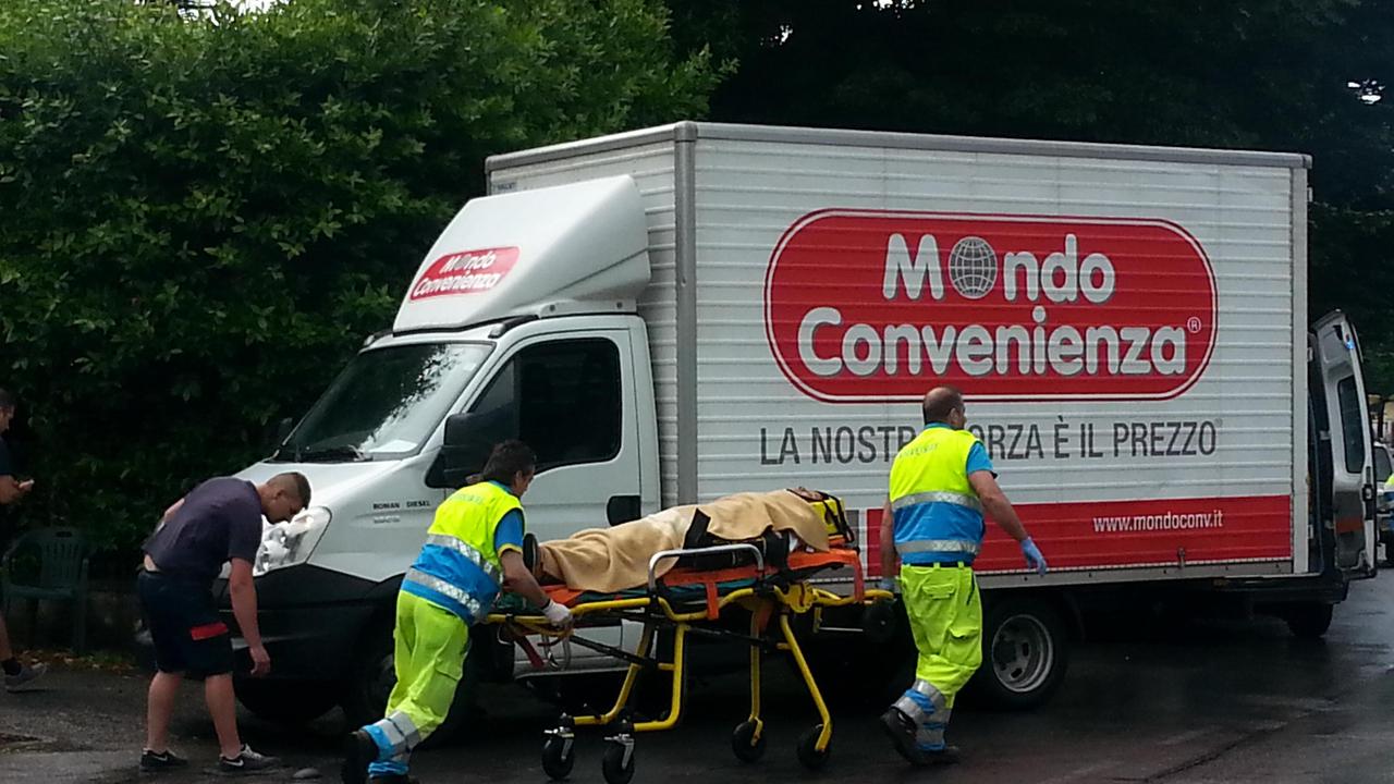Il giovane in scooter mentre viene portato via in ambulanza