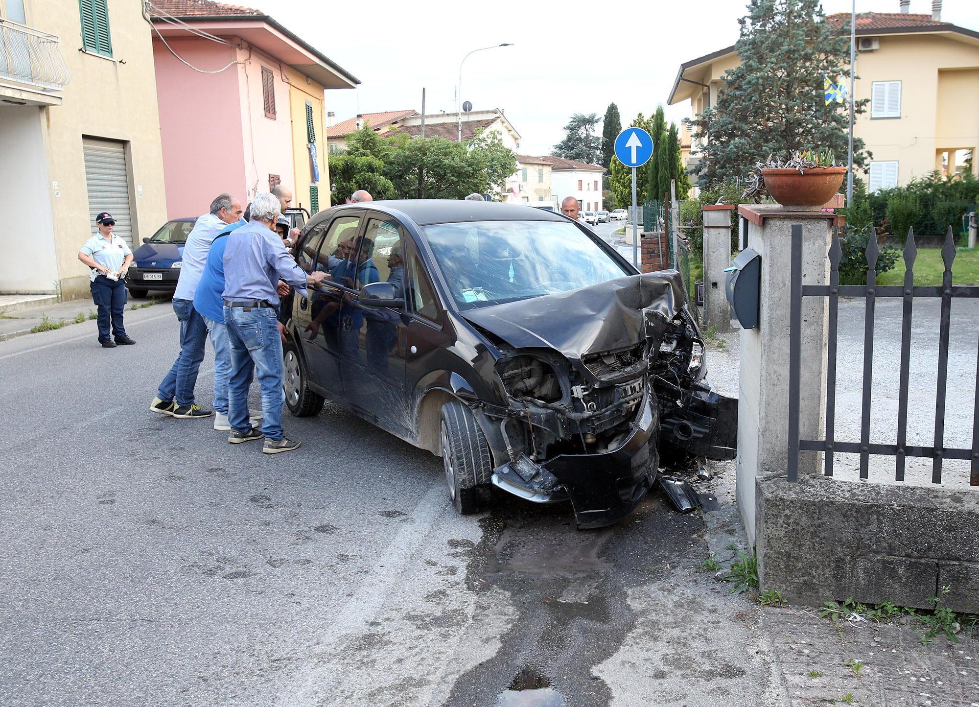 Auto sbatte contro un muro: conducente illesa
