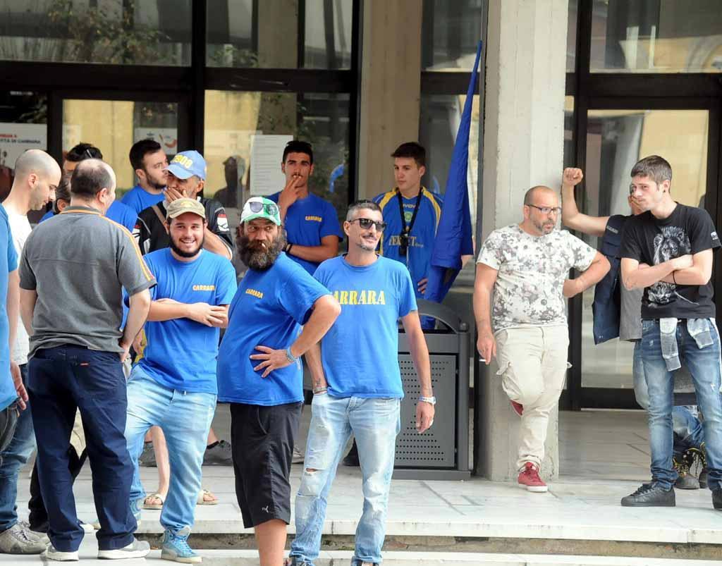 I tifosi sotto al Comune