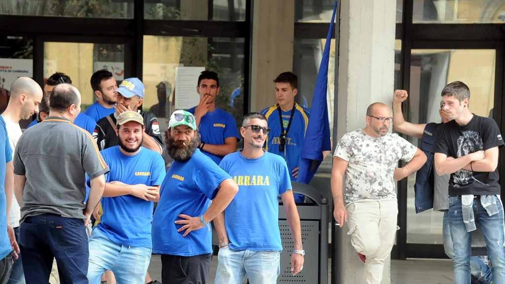 I tifosi sotto al Comune