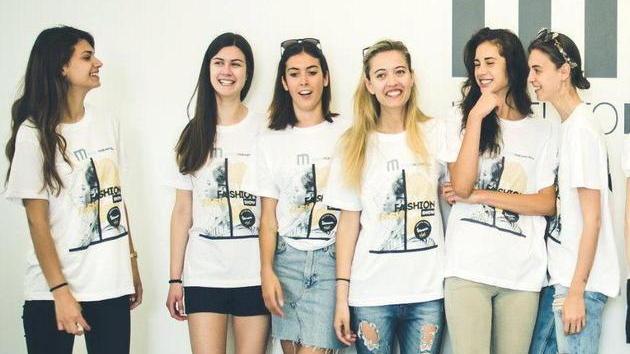 Elisa fa sfilare le sue creazioni ispirate alla Vespa