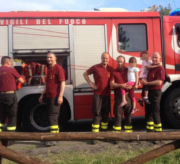 Bambine incastrate nell’altalena