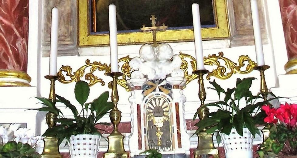 Rubano una statuetta dentro la chiesa 
