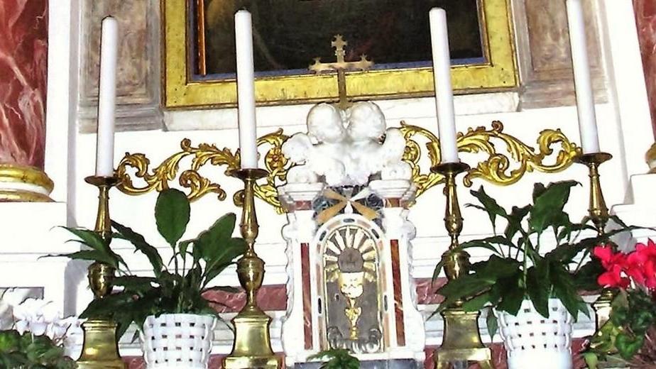 Rubano una statuetta dentro la chiesa
