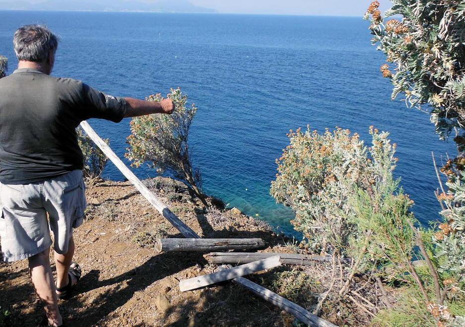 Staccionate distrutte, passaggi pericolosi al Falcone