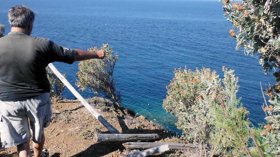 Staccionate distrutte, passaggi pericolosi al Falcone