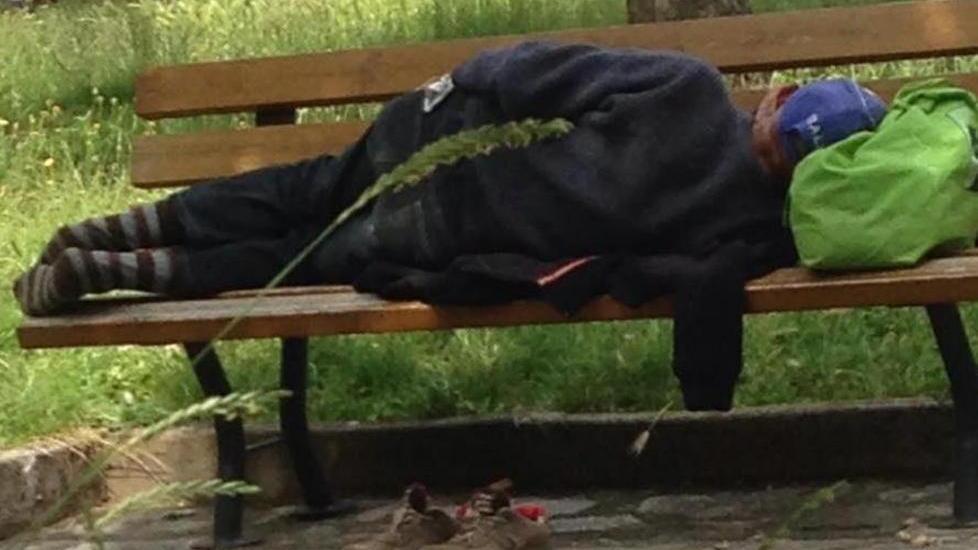 Panchine come giacigli in pieno centro