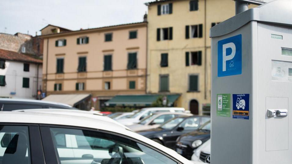 La sosta nei posti blu si paga col telefonino