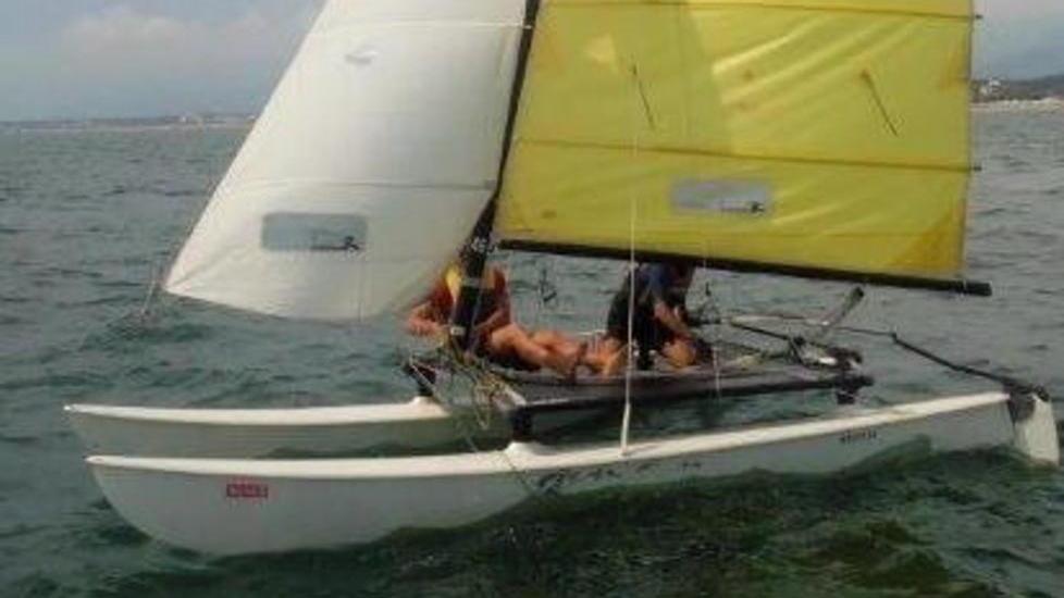Salvato dopo essere caduto dal catamarano
