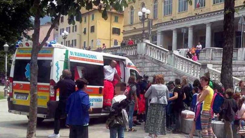 Crolla un cancello all’uscita della scuola: feriti due bambini
