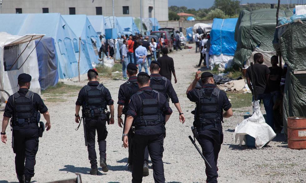 Accoltella carabiniere, migrante ucciso 