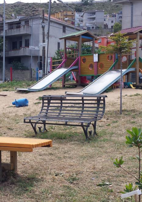 Preda Istrada, il quartiere costruisce un parco giochi 