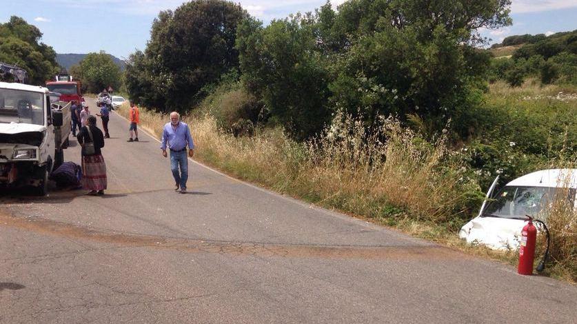 Scontro fra auto e camion: due feriti