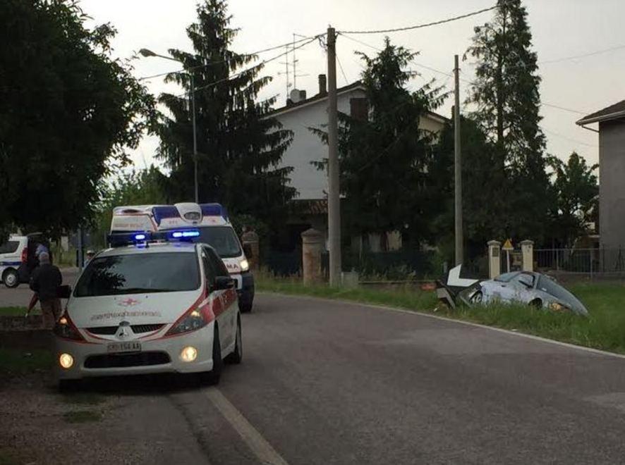 Auto sbanda e finisce fuori strada 