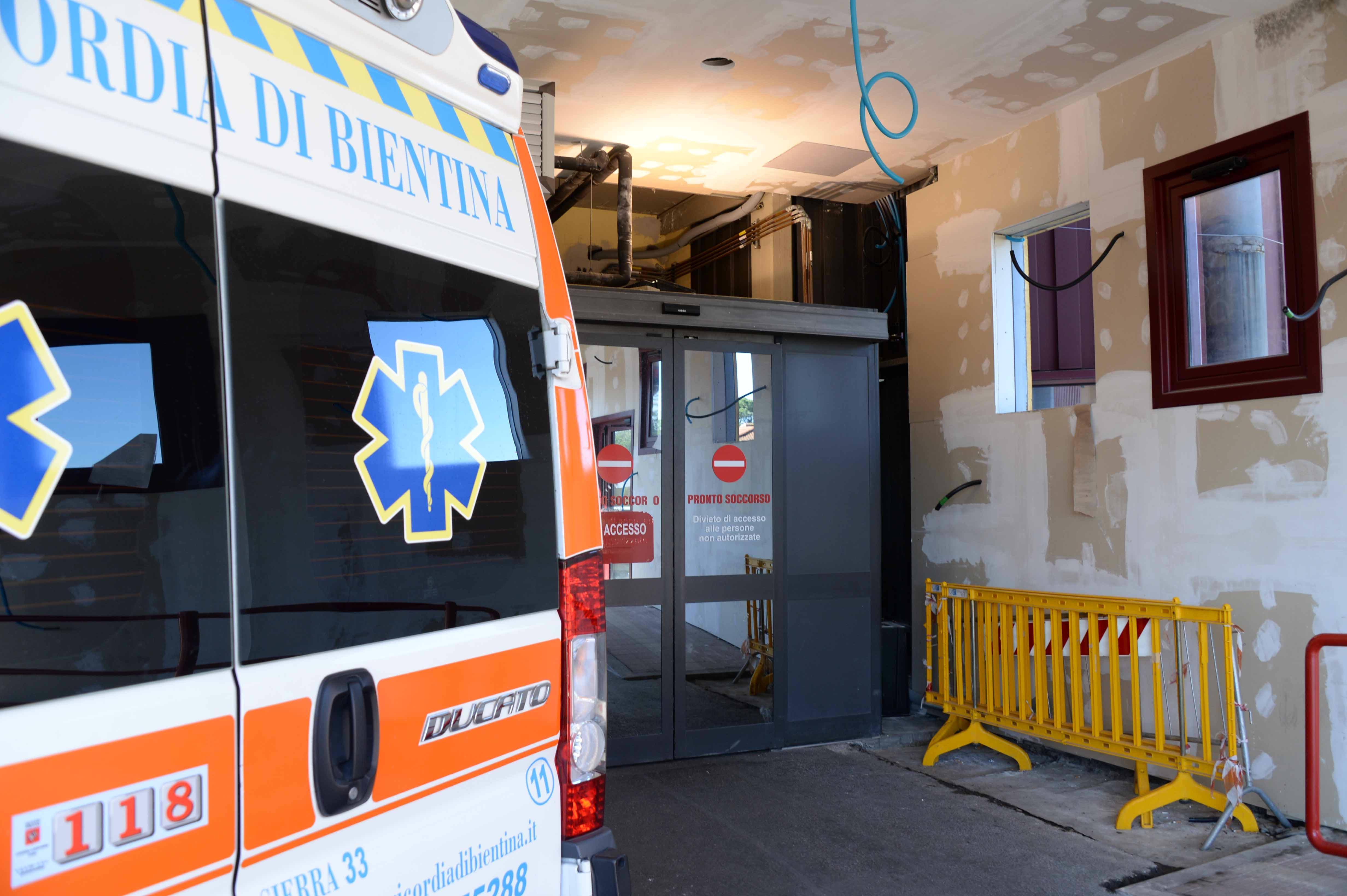 Un'ambulanza davanti al pronto soccorso dell'ospedale di Pontedera
