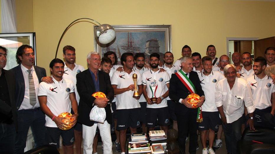 Il Viareggio beach soccer con il sindaco e Marcello Lippi