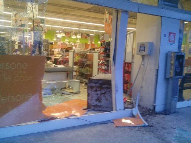 La vetrina sfondata della Conad di via Roma (foto Batavia)