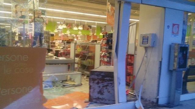 La vetrina sfondata della Conad di via Roma (foto Batavia)