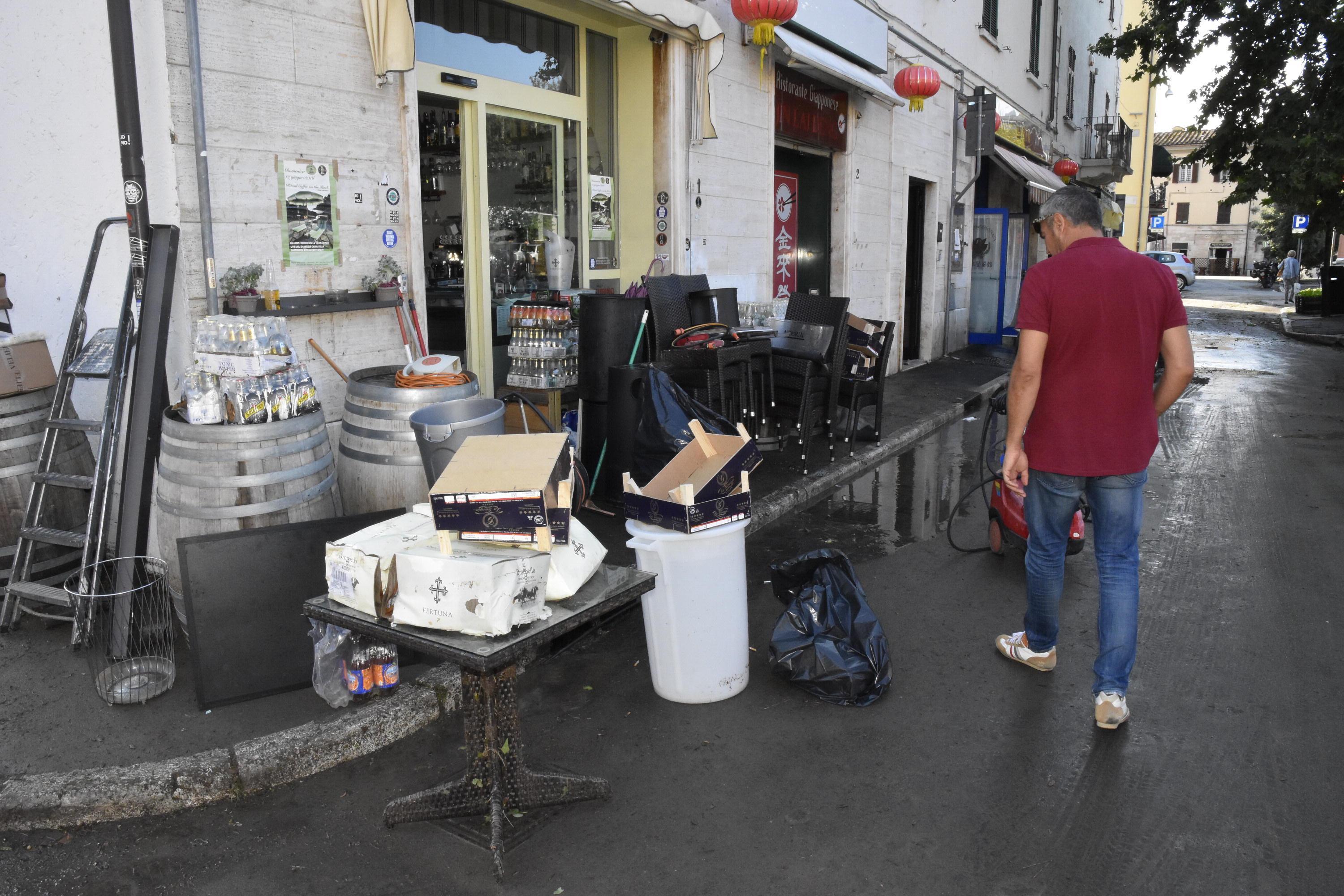 Un bar mette fuori gli arredi bagnati dall'acqua