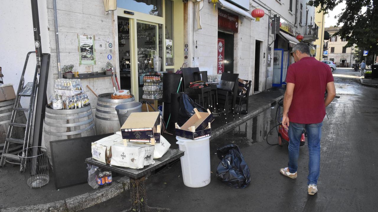 Un bar mette fuori gli arredi bagnati dall'acqua