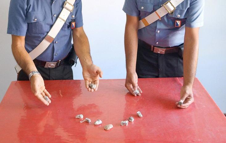 Spacciano anche in comunità, arrestati