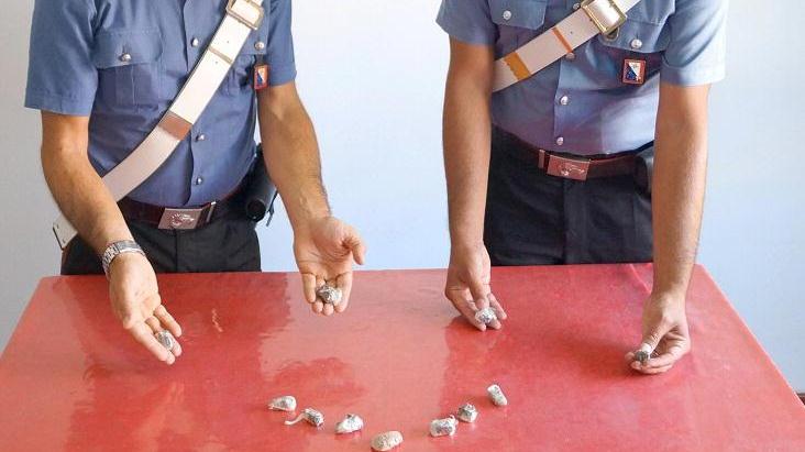 Spacciano anche in comunità, arrestati