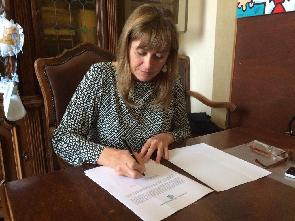 Silvia Motroni firma la lettera per Matteo Renzi