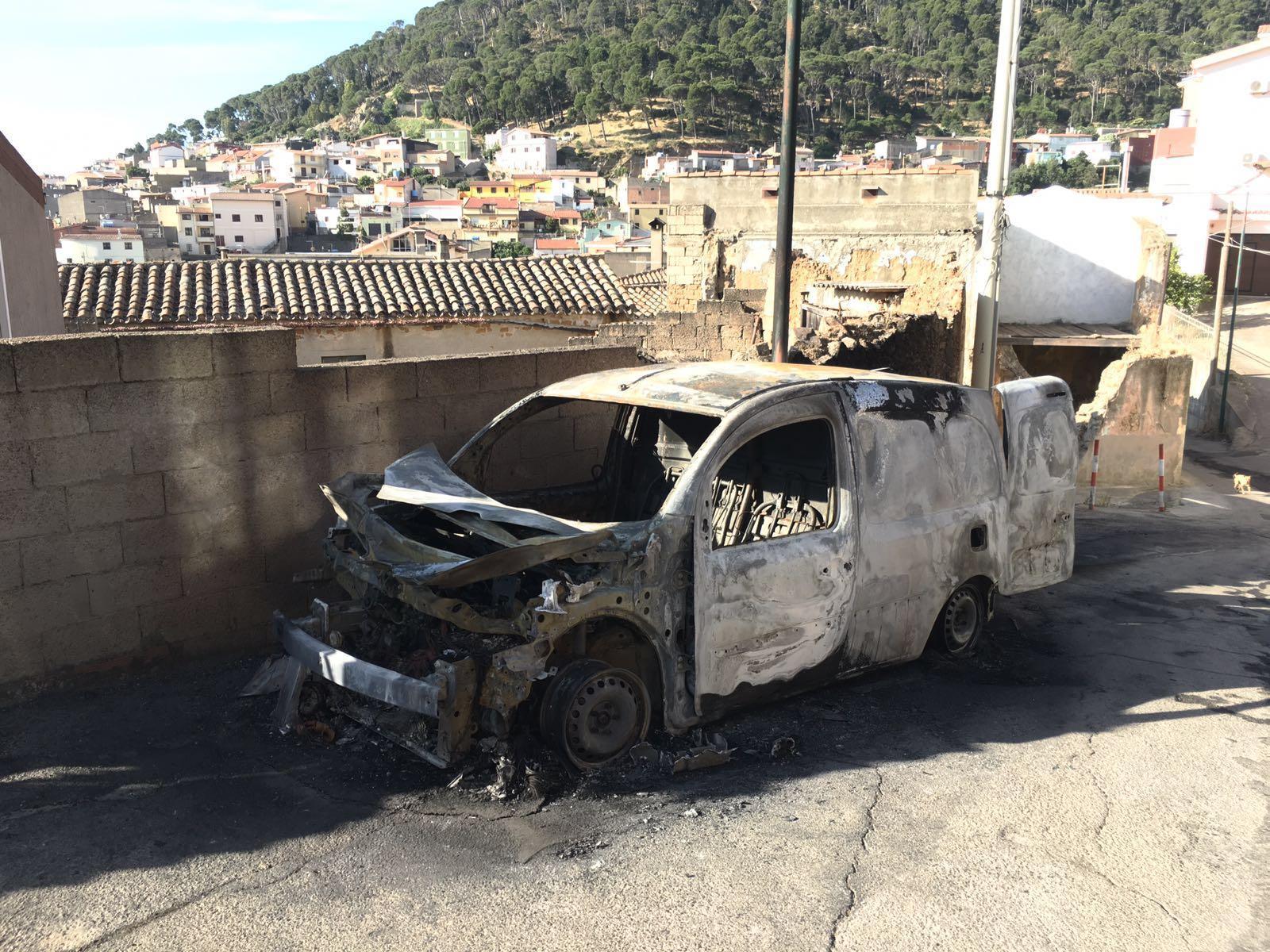 Villacidro, imprenditore preso di mira: auto incendiata nella notte 