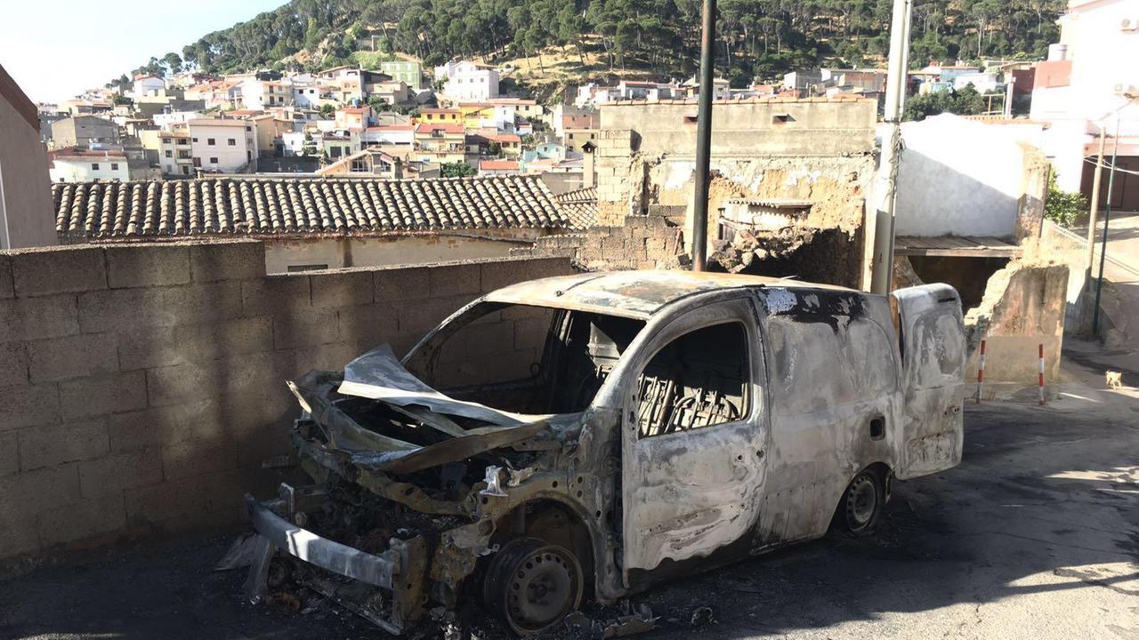 Villacidro, imprenditore preso di mira: auto incendiata nella notte 