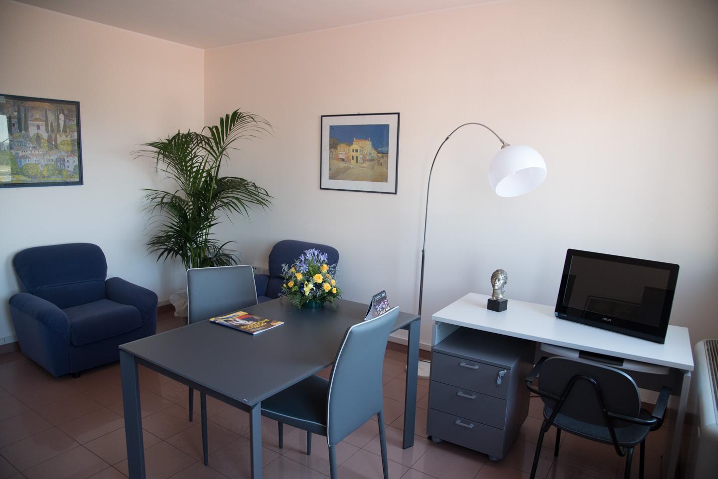 La confortevole stanza rosa allestita nel comando provinciale dei carabinieri (foto Mario Rosas)