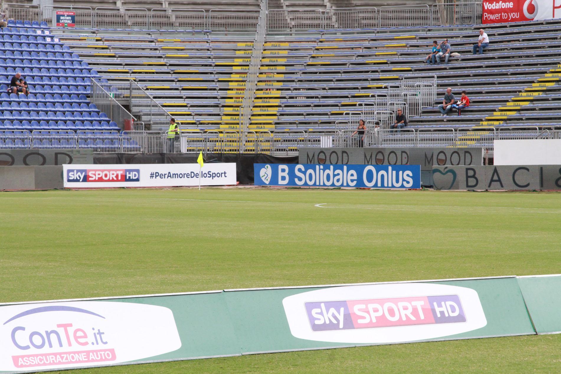 Cagliari, rubano quattro maxischermi dello stadio Sant'Elia: denunciati due 15enni 