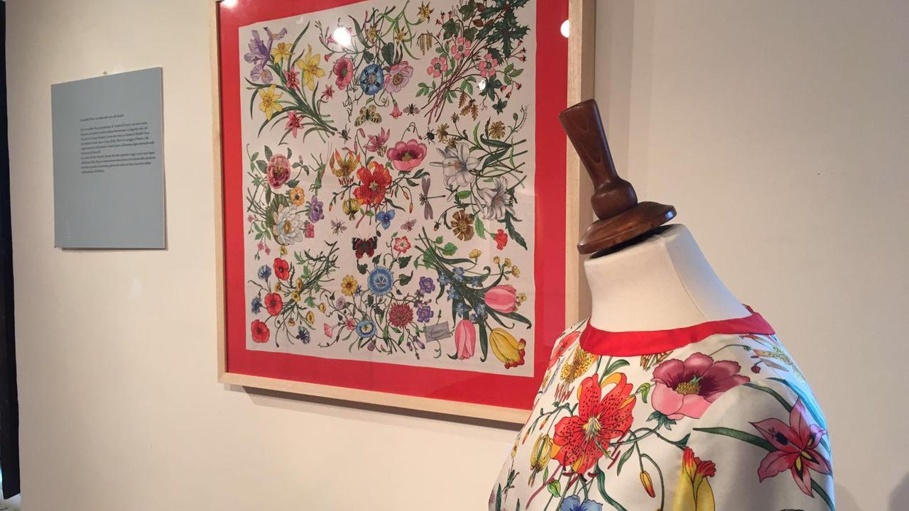 Il celebre foulard Flora disegnato da Vittorio Accornero per Gucci