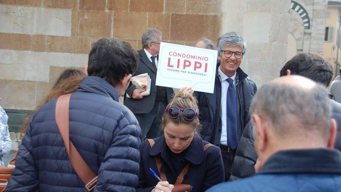 Enrico Davalli col cartello "Condominio Lippi" (foto Edoardo Nardin)