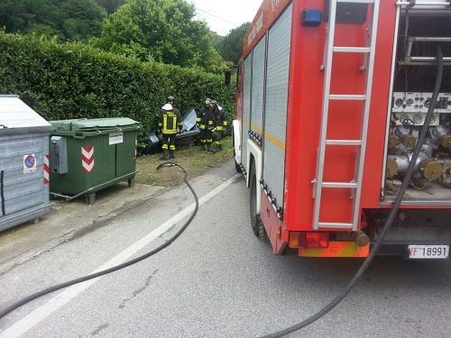 I vigili del fuoco intervenuti per l'auto finita nel fosso 
