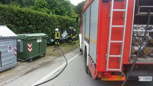 I vigili del fuoco intervenuti per l'auto finita nel fosso