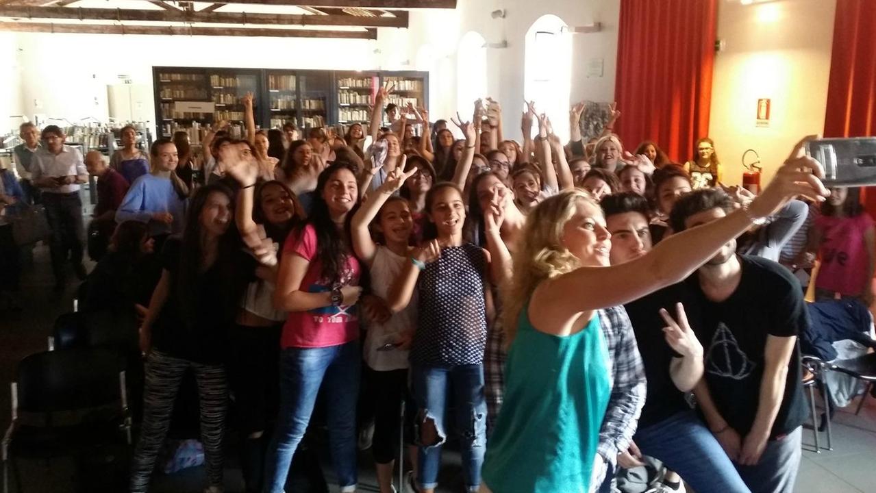 L'iniziativa alla biblioteca. Selfie con il pubblico