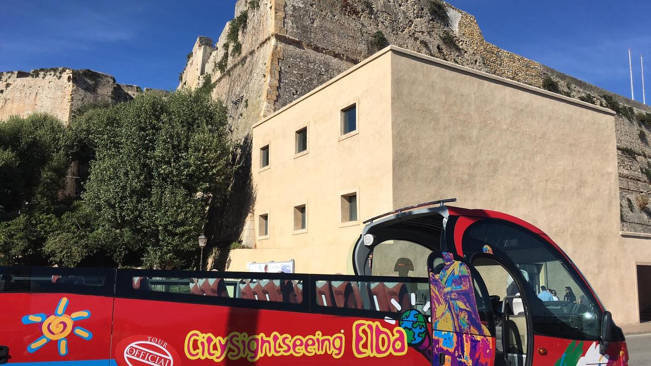 Il bus scoperto davanti alla Gattaia
