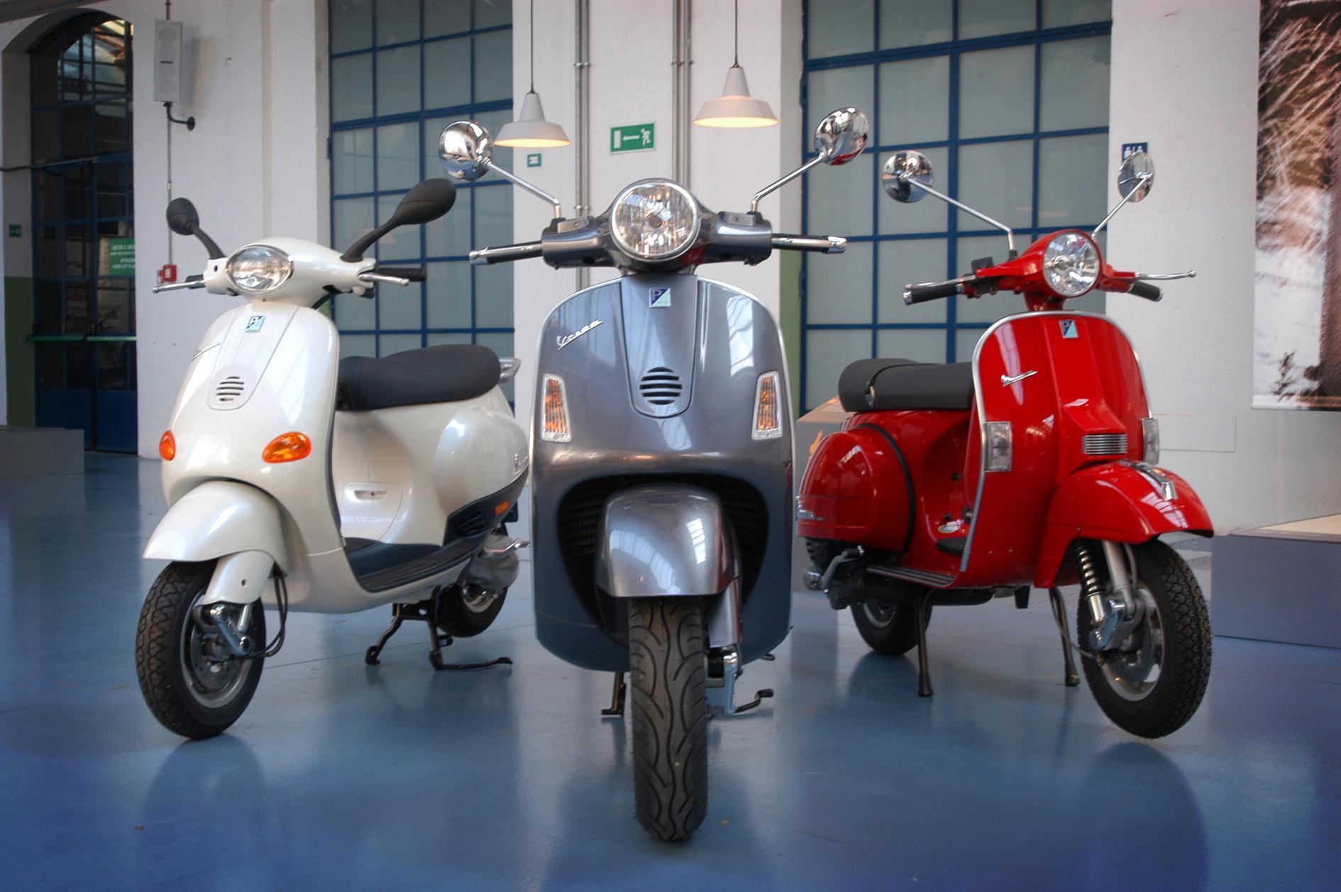 Tre modelli di Vespa, l’ultimo a destra è una PX