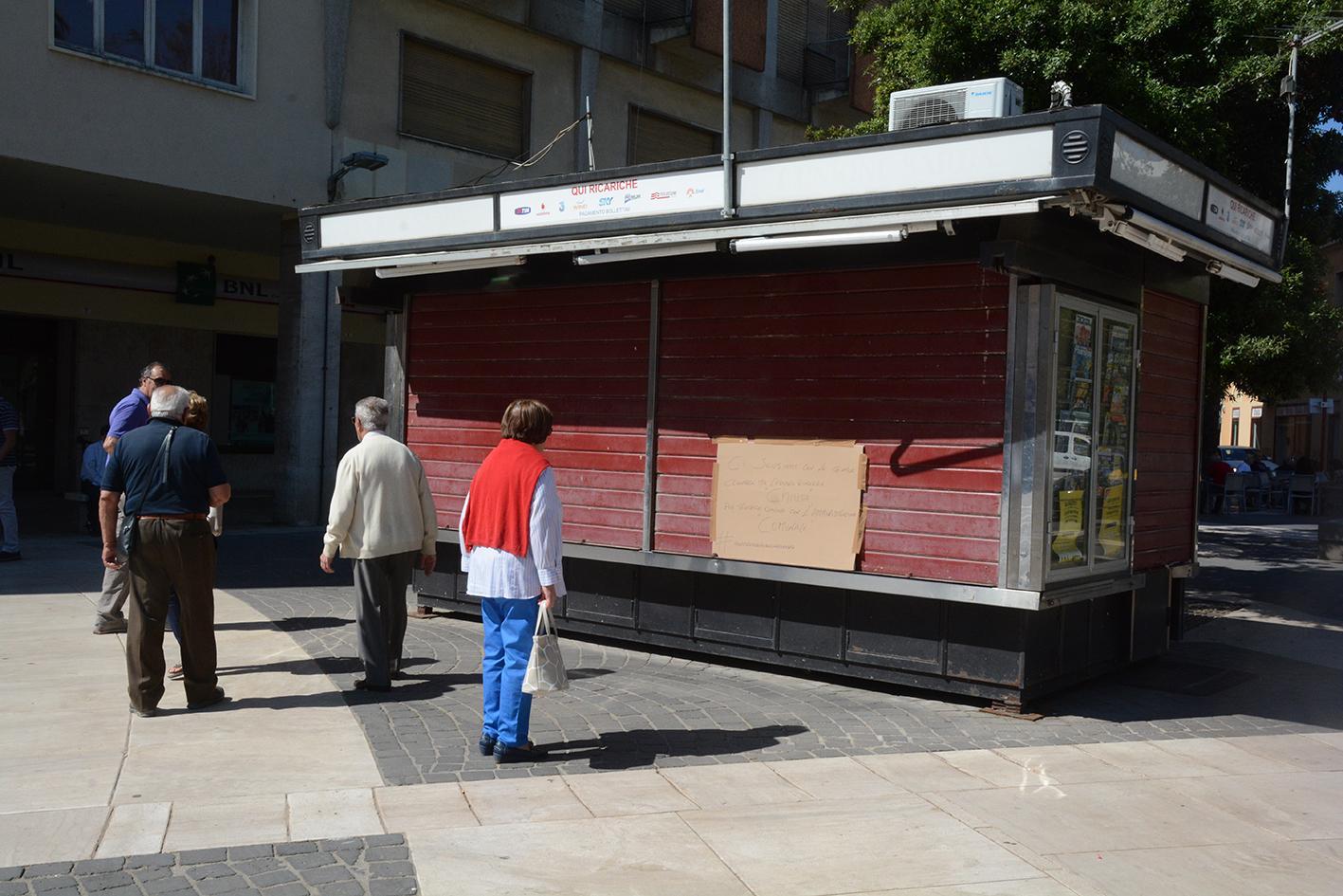 Una delle edicole di piazza Roma chiusa per protesta contro il divieto di fermata