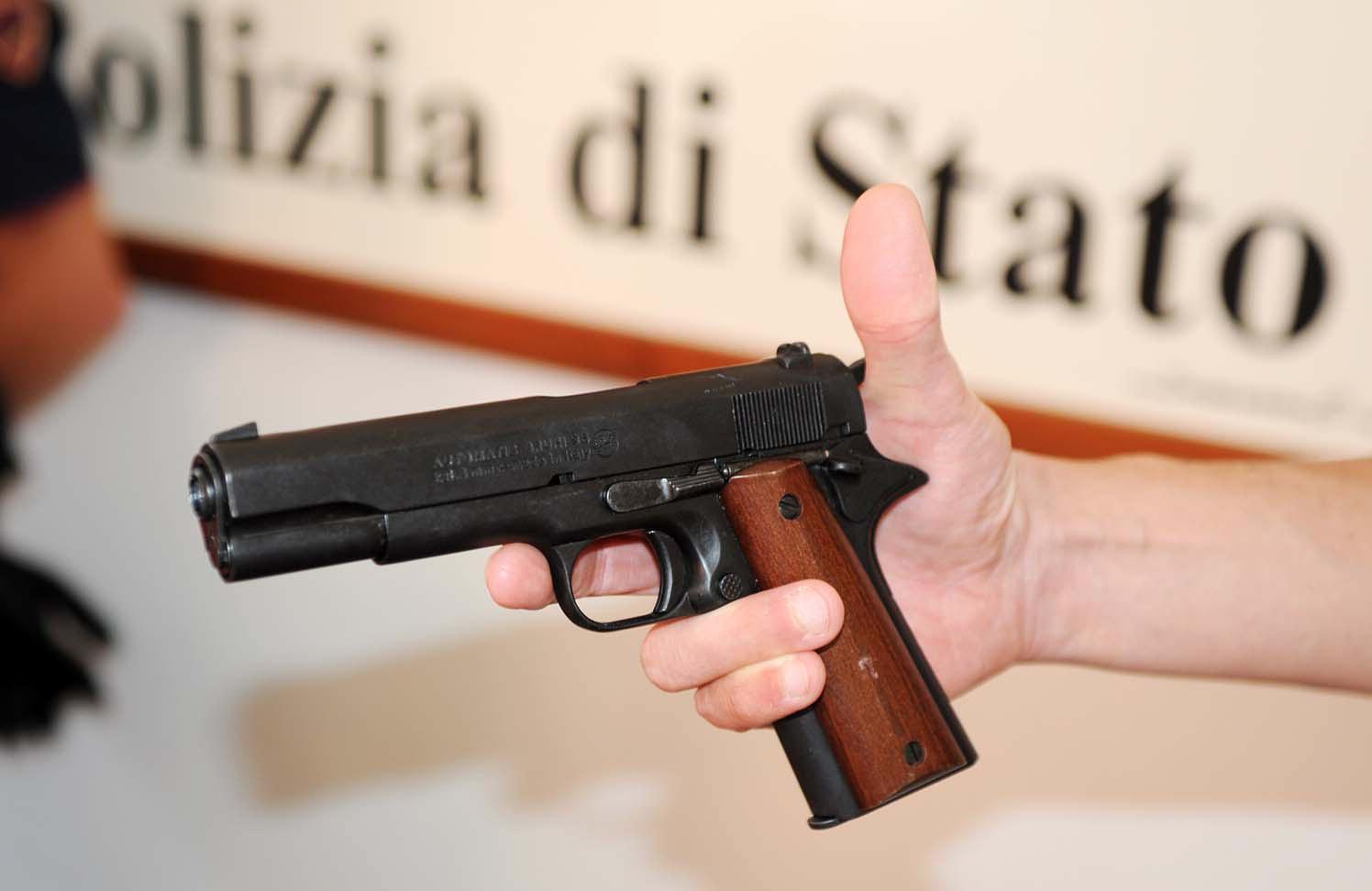 La pistola finta usata per la rapina (foto Paolo Barlettani)